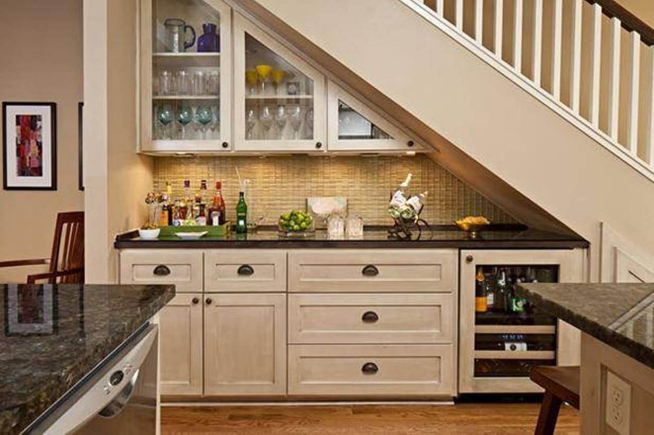 Кухня под лестницей в классическом стиле